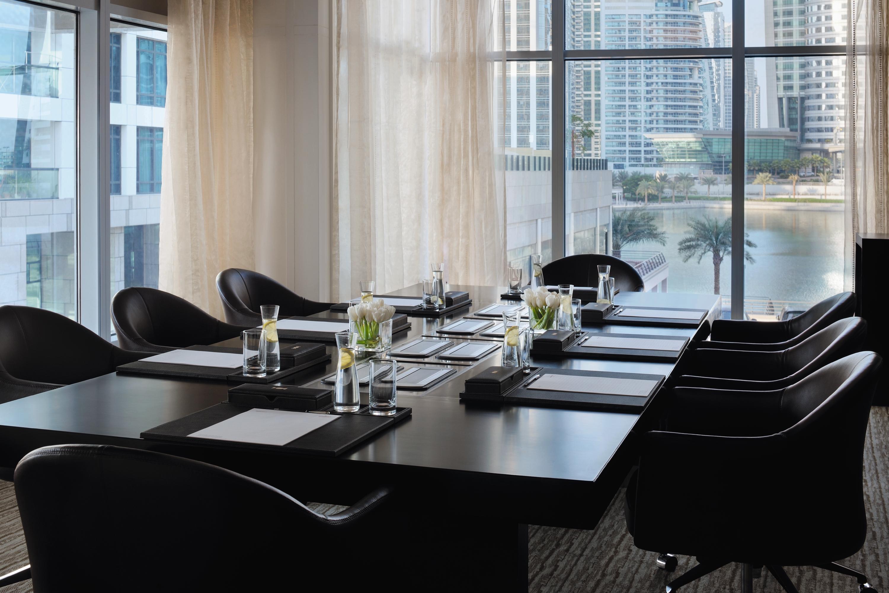 Mövenpick Jumeirah Lakes Towers 5*